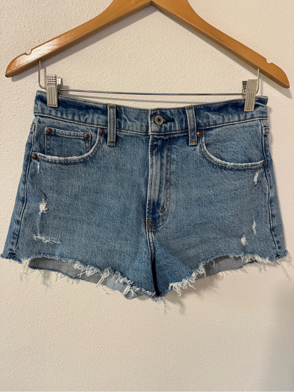 Abercrombie & Fitch High Rise Mom Short Distressed Medium Indigo Wash-27/4